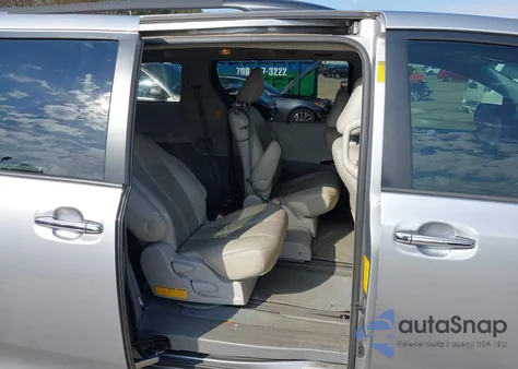 2014 Toyota Sienna Xle V6 8 Passenger z USA, uszkodzony, nr VIN 5TDYK3DC2ES509255